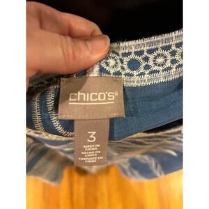 Chicos size 3 women’s XL Blue 3D Detail Floral Tunic
